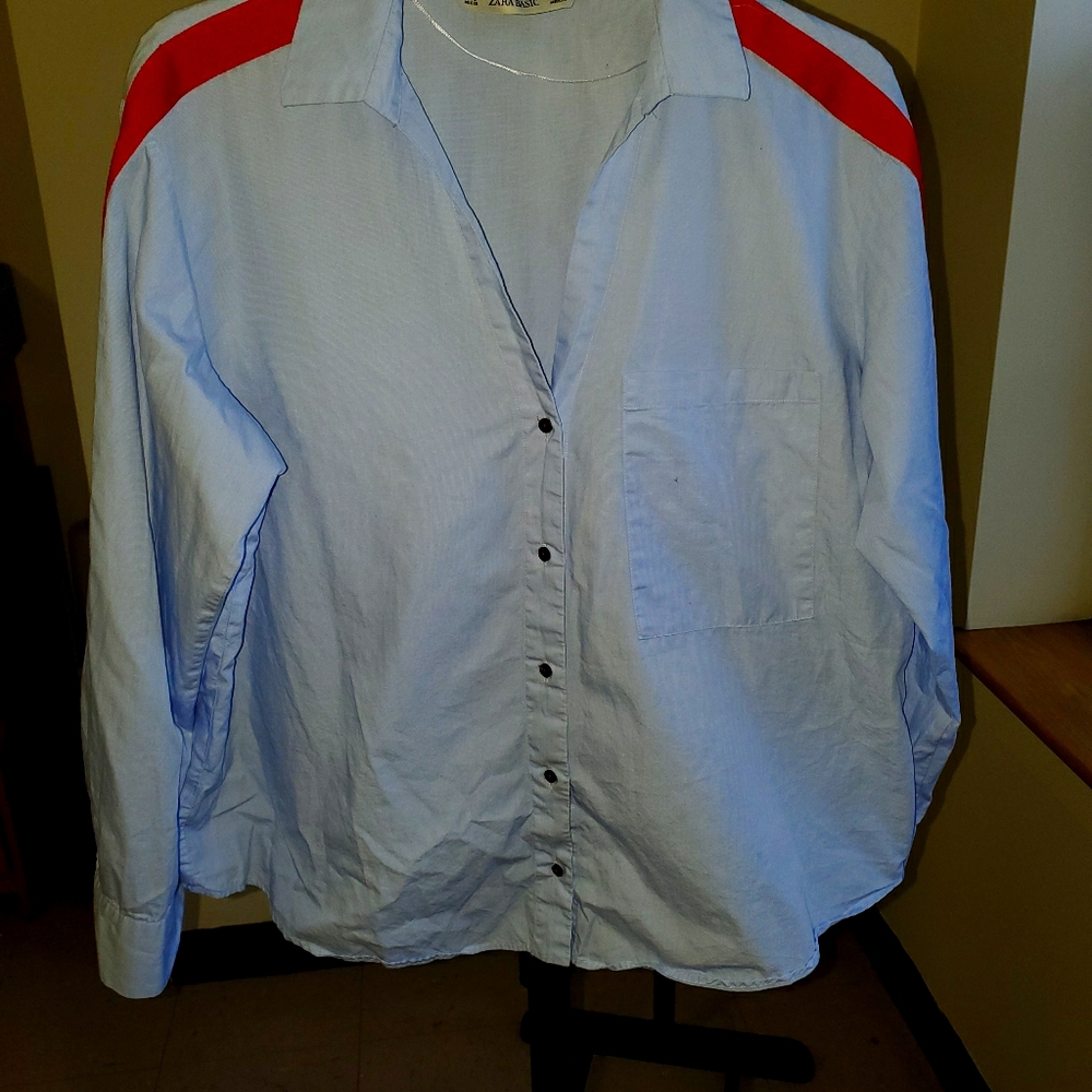 Button down B opening collard shirt.